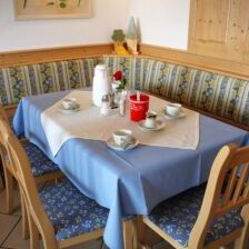 Hotel Drei Kronen - gemütlich frühstücken in der Gaststätte